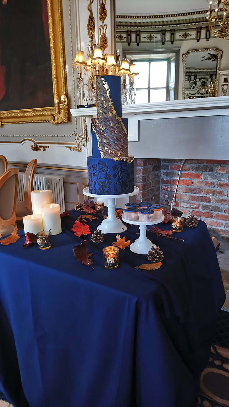 wedding table settings with cake